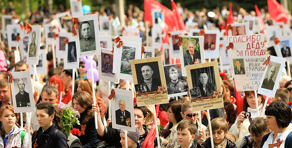 Штендер Бессмертный Полк России на шествии в Санкт-Петербурге